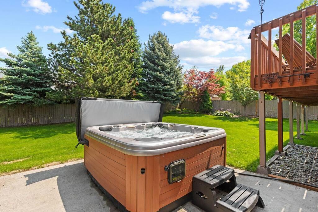Hot Tub! Sleeps 8-11Upscale Area Villa Spokane Ngoại thất bức ảnh